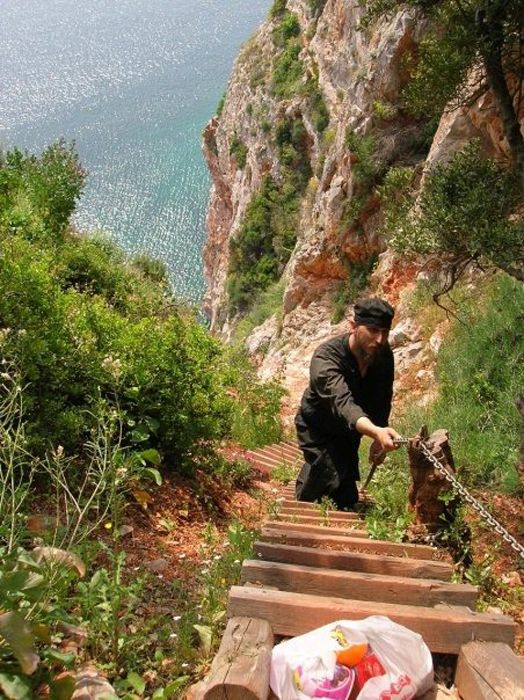 Жизнь монахов на горе Афон в Греции (13 фото)