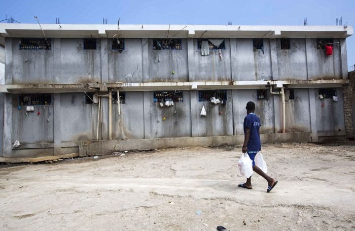 Тюрьма в столице Гаити Порт-о-Пренсе (23 фото)