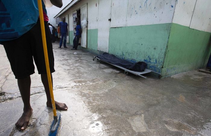 Тюрьма в столице Гаити Порт-о-Пренсе (23 фото)