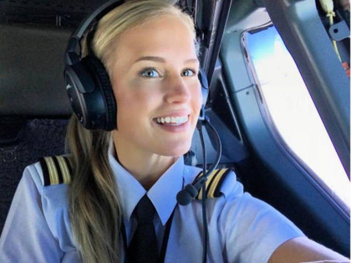 Очаровательные девушки-пилоты из Швеции (31 фото)
