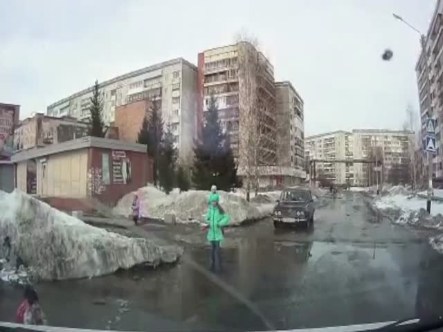 В Томской области девочка провалились в глубокую лужу на дороге