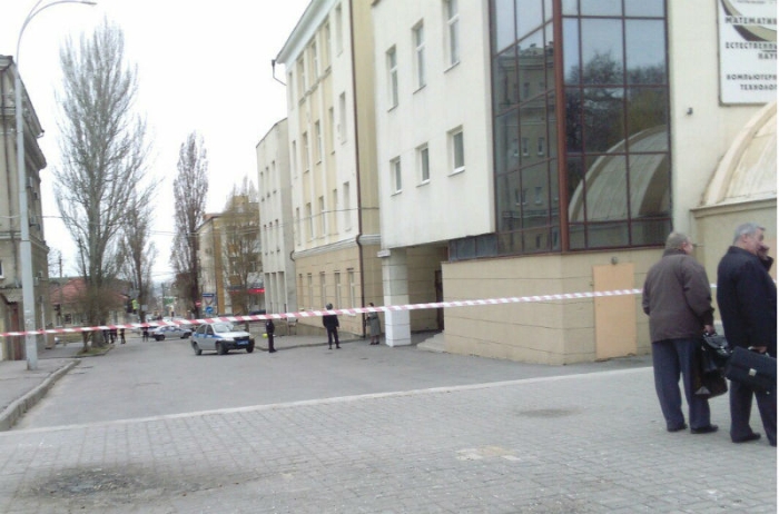 Взрыв у здания школы в центре Ростова-на-Дону (2 фото)