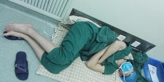 Китайский хирург, отработавший 28 часов, лег спать прямо в больничном коридоре (3 фото)