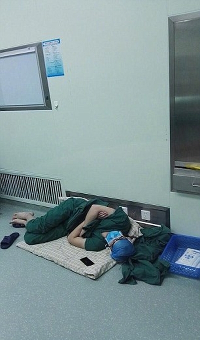 Китайский хирург, отработавший 28 часов, лег спать прямо в больничном коридоре (3 фото)
