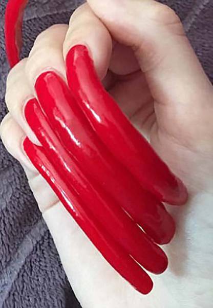 Девушка 3 года не стригла ногти, и вот что из этого вышло (21 фото)