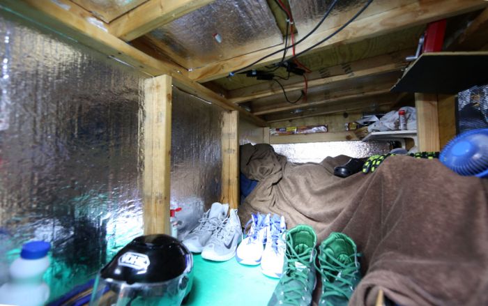 Нью-йоркский бездомный живет в деревянной коробке, замаскированной под мусорный бак (7 фото)