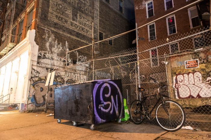 Нью-йоркский бездомный живет в деревянной коробке, замаскированной под мусорный бак (7 фото)