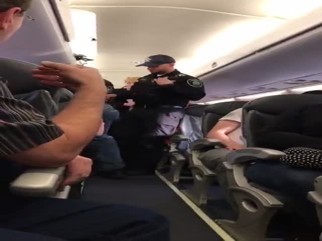 В США пассажира выволокли с борта самолета United Airlines