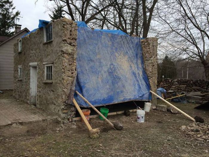 Кузница в развалинах старого дома (20 фото)