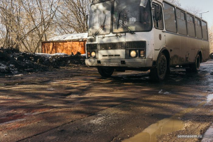В Кирове ямы на дорогах накрыли коврами (6 фото)