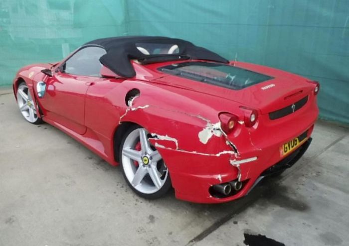 Житель Лондона переделал Toyota в Ferrari и получил крупную страховую выплату за аварию (3 фото)