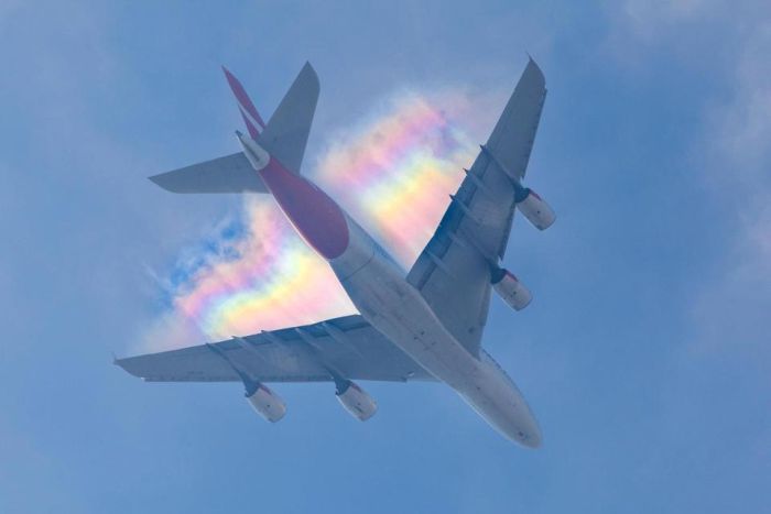 Редкая радуга в небе над самолетом (4 фото)