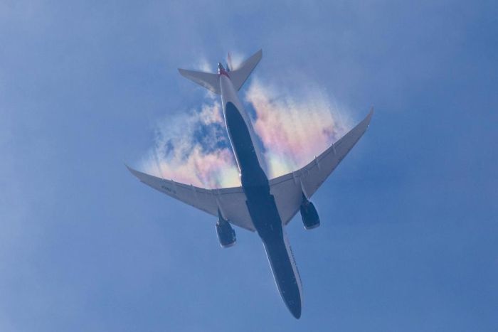 Редкая радуга в небе над самолетом (4 фото)