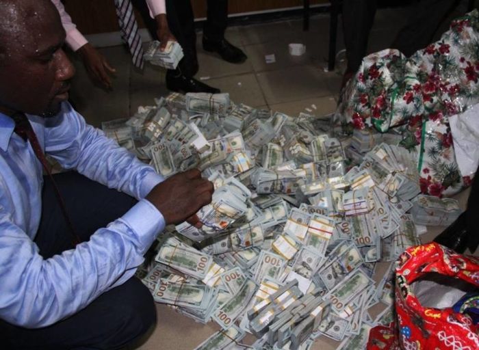 В Нигерии в нежилой квартире обнаружили 43 миллиона долларов (8 фото)