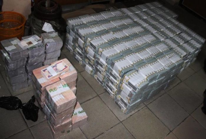 В Нигерии в нежилой квартире обнаружили 43 миллиона долларов (8 фото)