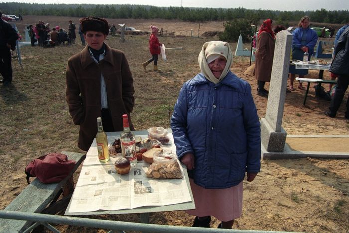 Традиция посещения кладбищ в фотопроекте Александра Чекменёва «Пасха» (15 фото)