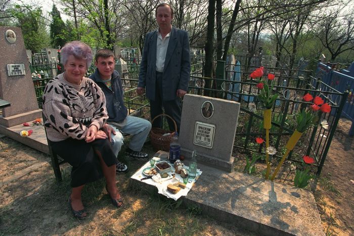 Традиция посещения кладбищ в фотопроекте Александра Чекменёва «Пасха» (15 фото)