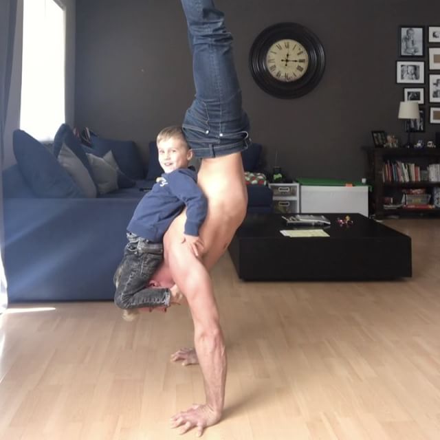 Акробат Уэйн Скивингтон из цирка Cirque du Soleil - самый популярный отец-одиночка «Инстаграма» (25 фото)