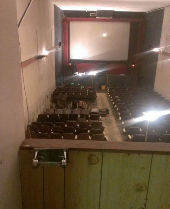 Заброшенный кинотеатр для взрослых в Ванкувере (13 фото)