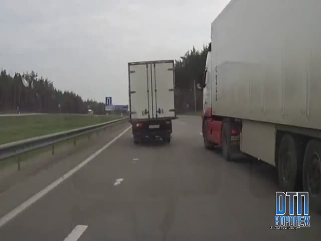 Водитель фуры наказал за невнимательность на дороге