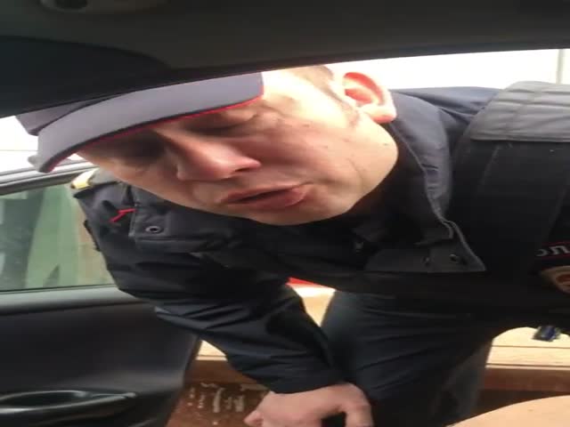 Полицейский требует документы у чеченца