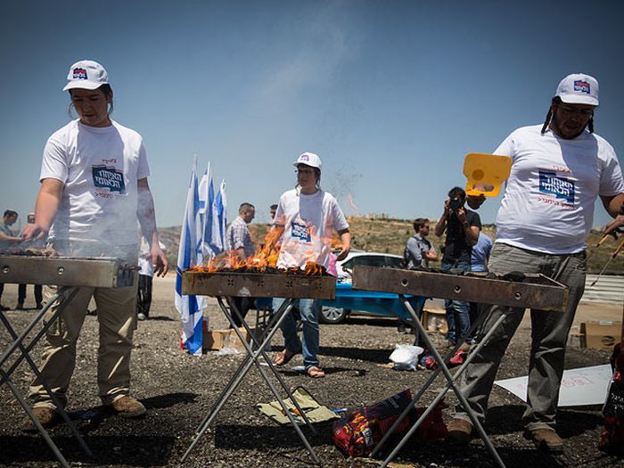 Израильские активисты пожарили шашлык у тюрьмы с террористами, объявившими голодовку (5 фото)