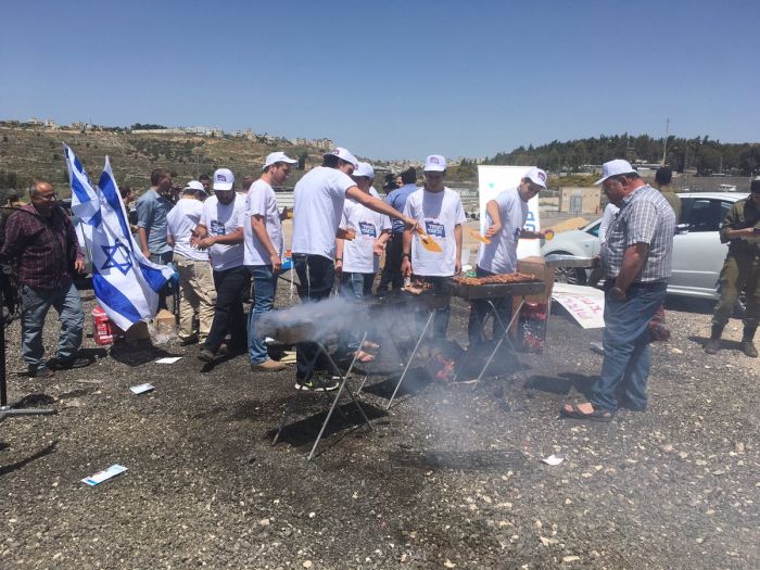 Израильские активисты пожарили шашлык у тюрьмы с террористами, объявившими голодовку (5 фото)