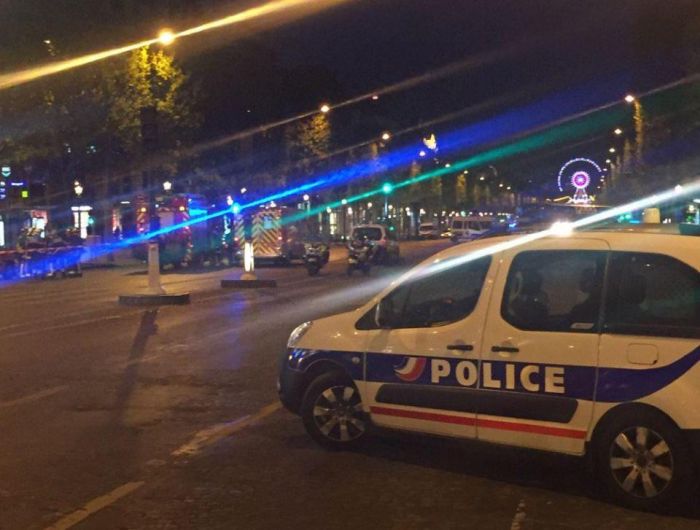 Теракт в Париже на Елисейских полях (14 фото + видео)