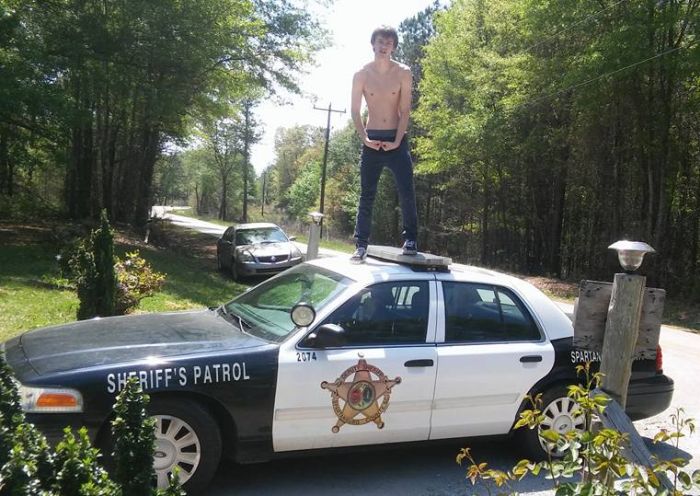 Американец отметил Пасху непристойными фото на крыше автомобиля шерифа (5 фото)