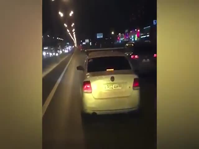 В Москве водитель не пропускал скорую помощь