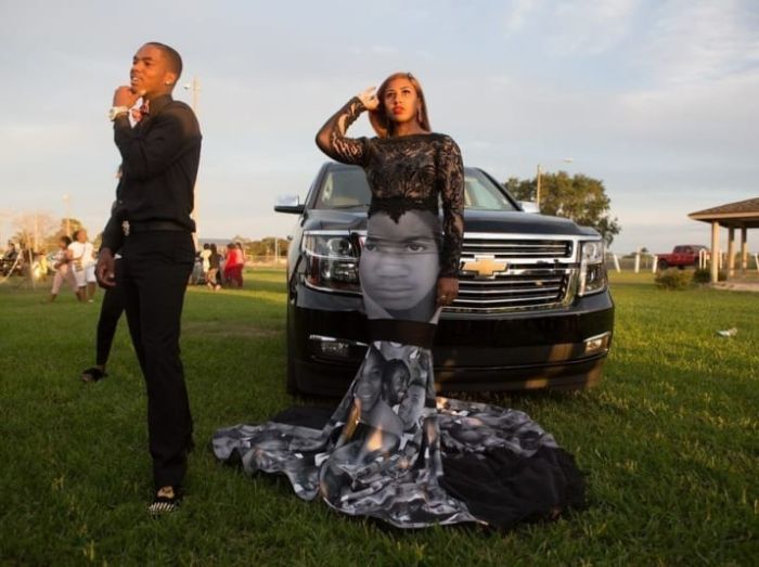 Американка надела на выпускной платье с лицами афроамериканцев, застреленных полицией (5 фото)