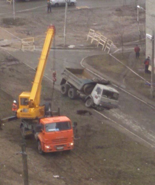В Ижевске подъемный кран, вытаскивавший «КамАЗ» из ямы, сам провалился в яму (3 фото)