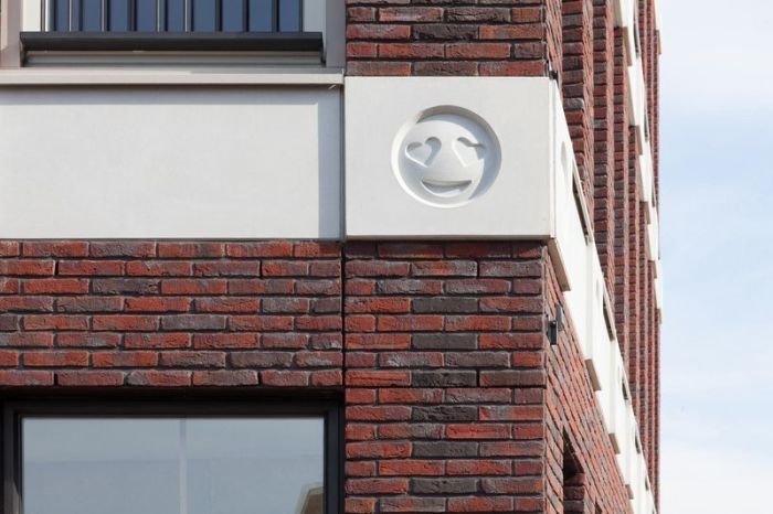 В Нидерландах фасад здания украсили смайликами эмодзи (4 фото)