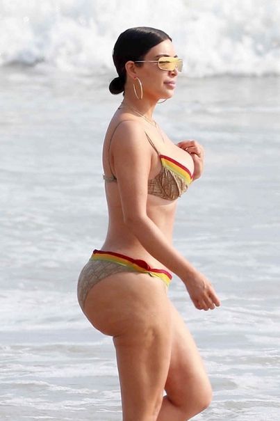 Ким Кардашьян на пляже в Мексике (6 фото)