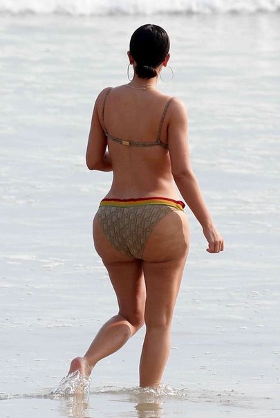 Ким Кардашьян на пляже в Мексике (6 фото)