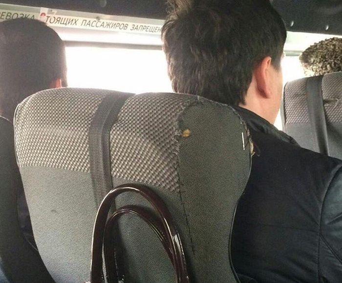 Пассажирка по дороге зашила сиденье в маршрутке (2 фото)