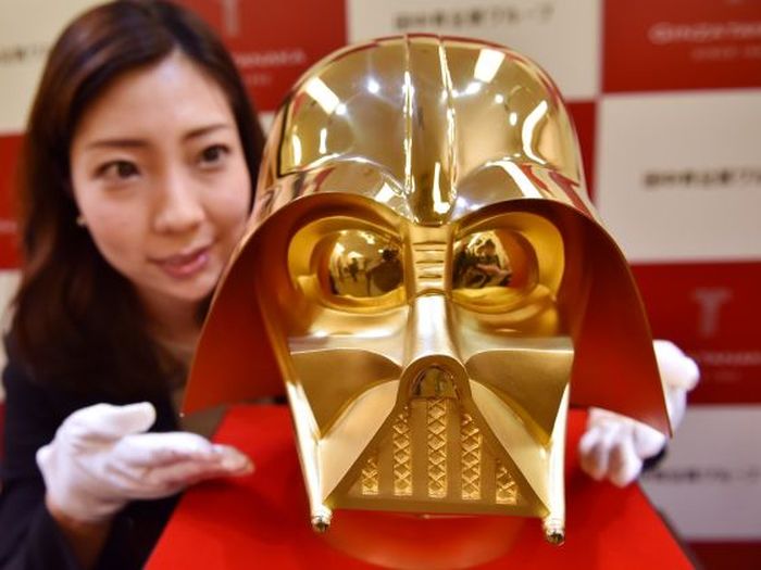 В Японии продадут золотой шлем Дарта Вейдера за 1,4 млн долларов (3 фото)