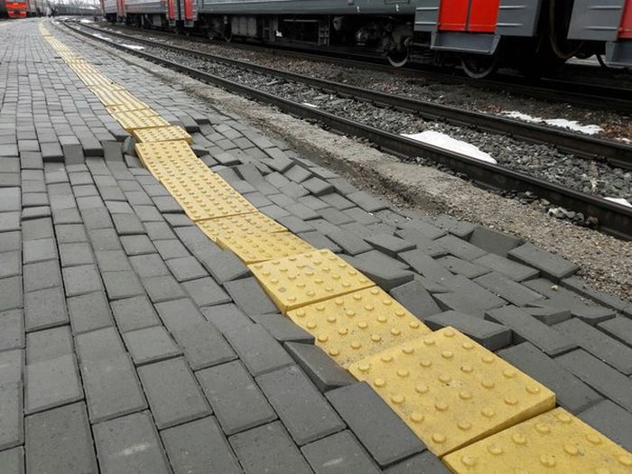 Брусчатка на кировском вокзале (4 фото)