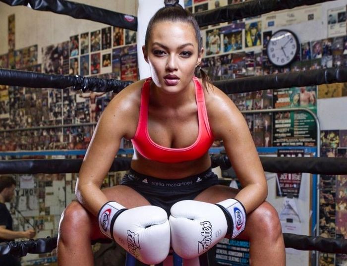 Модель и боец муай тай Мия Кан снялась для журнала Sports Illustrated (11 фото)