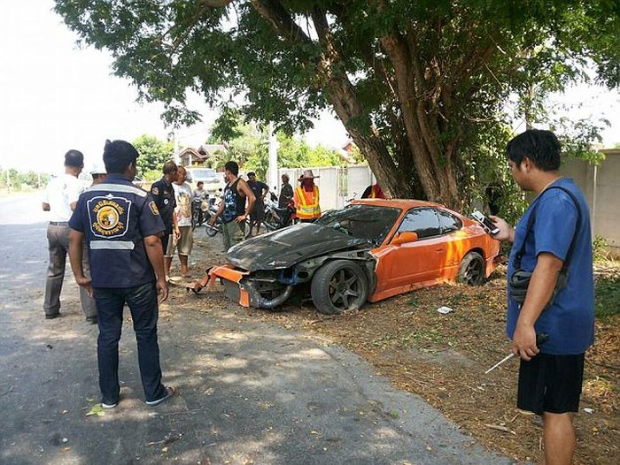 В Таиланде буддийский монах разбил спорткар своего приятеля (5 фото)