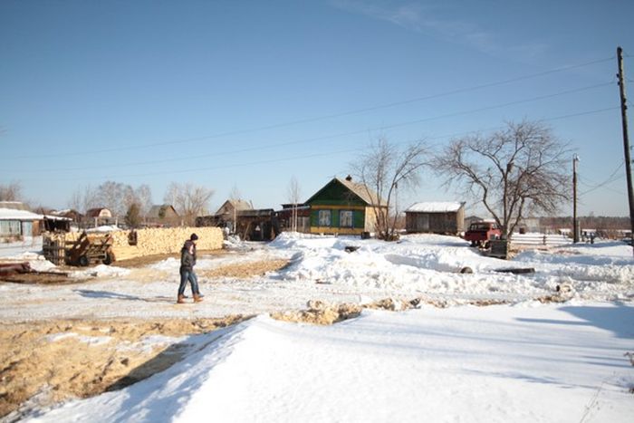 Сотрудники прокуратуры не смогли доехать в отдаленный поселок Свердловской области из-за отсутствия дороги (14 фото)