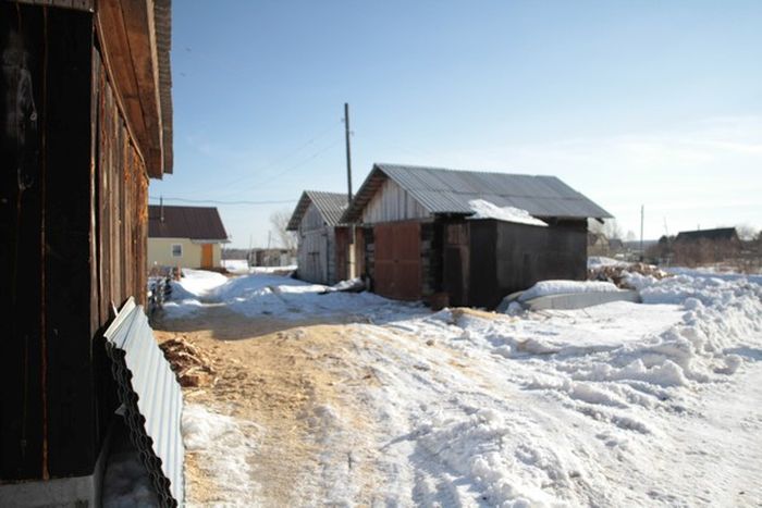 Сотрудники прокуратуры не смогли доехать в отдаленный поселок Свердловской области из-за отсутствия дороги (14 фото)