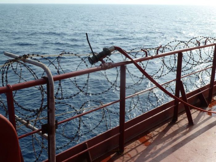 Способы защиты судна от сомалийских пиратов (32 фото)