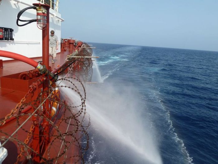 Способы защиты судна от сомалийских пиратов (32 фото)