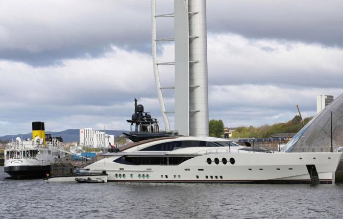 Яхта Lady M российского миллиардера Алексея Мордашова прибыла в Глазго (8 фото)