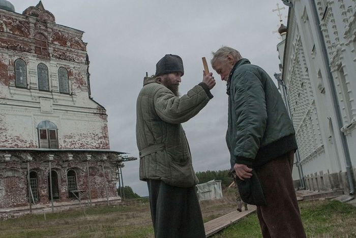 Жизнь в отдаленном мужском монастыре Архангельской области (23 фото)