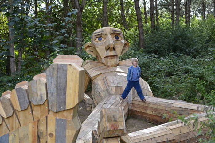 Гигантские деревянные скульптуры Томаса Дамбо (17 фото)