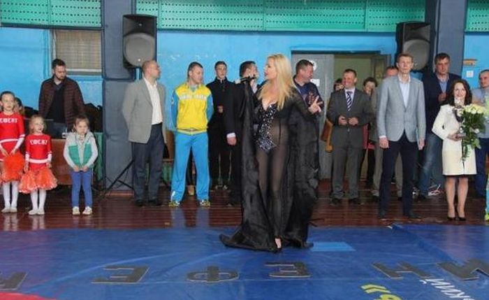 Украинская певица Лора Суперфин в откровенном наряде на детском турнире (4 фото)