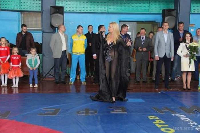 Украинская певица Лора Суперфин в откровенном наряде на детском турнире (4 фото)