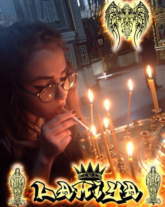 Девушка из Кемерово прикурила сигарету от свечи в храме (5 фото)